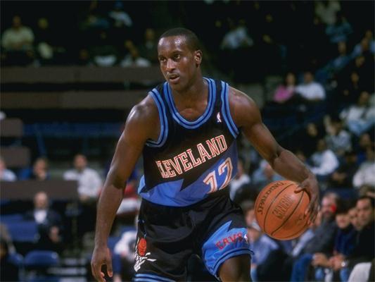 而是瞄向助 而是瞄向助